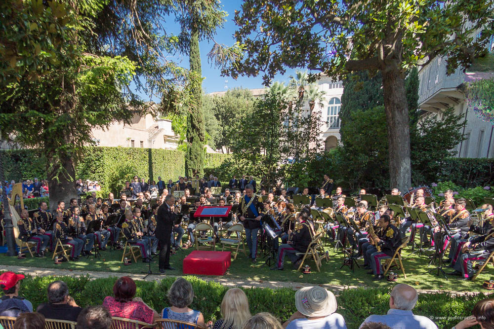 Koncert vojnog orkestra u vrtu predsednikove rezidencije